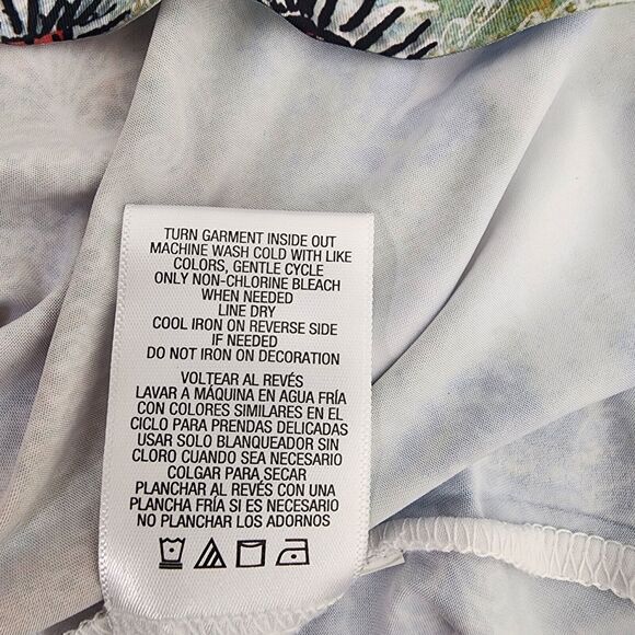 Simply Emma Womens Top Size 1X Beaded Shark Hem 3/4 Sleeve Floral Print Split V - Picture 14 of 14